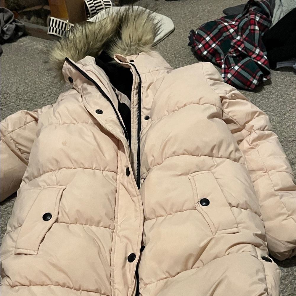 Elegant Beige Puffer Jacket with Faux Fur Trim